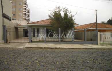 Imagem: A casa possui 1 Dormitório, 2 Suítes, 4 Banheiros, 4 Vagas