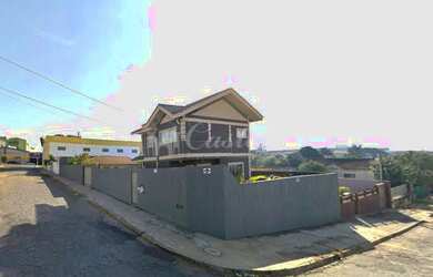 Imagem: A casa possui 4 Dormitórios, 1 Suíte, 2 Banheiros, 4 Vagas