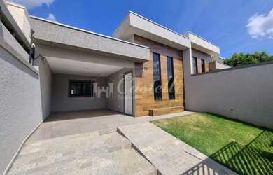 Imagem: A casa possui 3 Dormitórios, 2 Banheiros, 2 Vagas na garagem