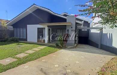 Imagem: A casa possui 4 Dormitórios, 2 Suítes, 1 Banheiro, 6 Vagas