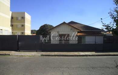 Imagem: A casa possui 3 Dormitórios, 1 Banheiro, 4 Vagas na garagem