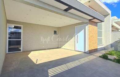 Imagem: A casa possui 3 Dormitórios, 1 Suíte, 1 Banheiro, 2 Vagas