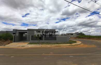 Imagem: A casa possui 3 Dormitórios, 1 Suíte, 1 Banheiro, 2 Vagas