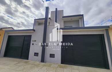 Imagem: A casa possui 3 Dormitórios, 1 Suíte, 2 Banheiros e 2 Vagas