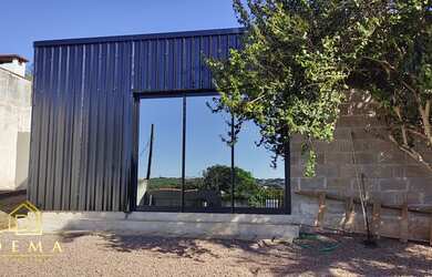 Imagem: A casa possui 1 Dormitório, 1 Banheiro, 1 Vaga na garagem e