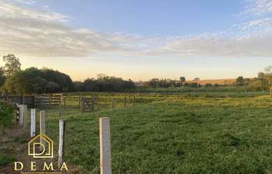 Imagem: A chácara possui 3 Dormitórios e 2 Banheiros e está localizado