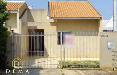 Imagem: A casa possui 3 Dormitórios, 1 Banheiro, 1 Vaga na garagem