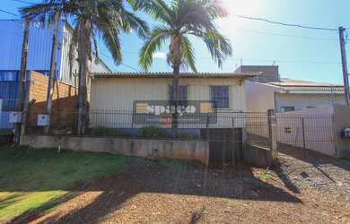 Imagem: A casa possui 3 Dormitórios, 1 Banheiro, 4 Vagas na garagem