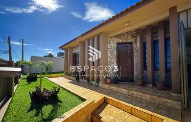 Imagem: A casa possui 2 Dormitórios, 2 Banheiros, 2 Vagas na garagem