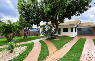 Imagem: A casa possui 2 Dormitórios, 1 Suíte, 3 Banheiros, 3 Vagas