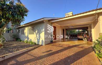 Imagem: A casa possui 3 Dormitórios, 2 Banheiros, 4 Vagas na garagem