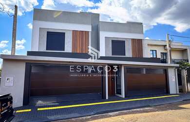 Imagem: A casa possui 2 Dormitórios, 1 Suíte, 2 Banheiros, 4 Vagas