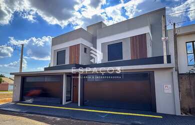 Imagem: A casa possui 2 Dormitórios, 1 Suíte, 2 Banheiros, 4 Vagas