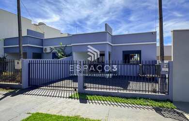 Imagem: A casa possui 2 Dormitórios, 1 Banheiro, 2 Vagas na garagem