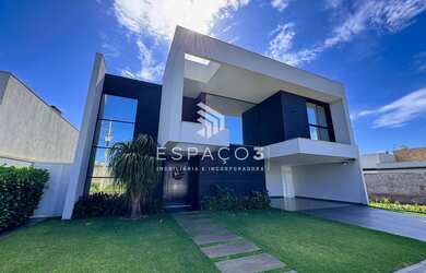 Imagem: A casa possui 1 Dormitório, 3 Suítes, 4 Banheiros, 2 Vagas