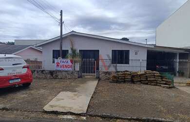 Imagem: A casa possui 3 Dormitórios, 2 Banheiros, 4 Vagas na garagem