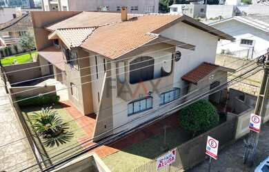 Imagem: A casa possui 5 Dormitórios, 1 Suíte, 2 Banheiros, 3 Vagas