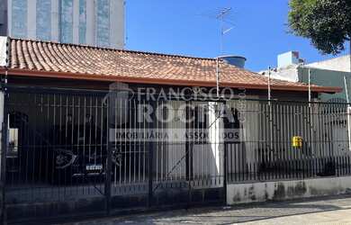 Imagem: A casa possui 4 Dormitórios, 1 Suíte, 2 Banheiros, 1 Vaga