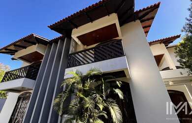 Imagem: A casa possui 5 Dormitórios, 5 Suítes, 7 Banheiros, 5 Vagas