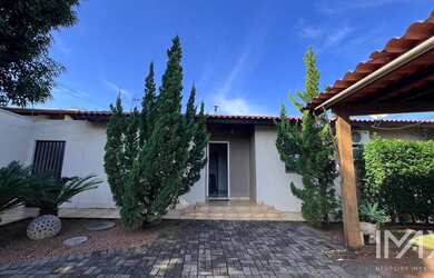 Imagem: A casa possui 2 Dormitórios, 1 Suíte, 2 Banheiros, 4 Vagas