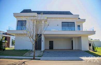 Imagem: A casa em condomínio possui 4 Dormitórios, 4 Suítes, 6 Banheiros