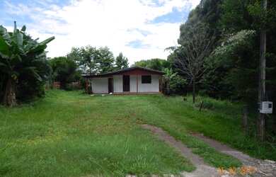 Imagem: A casa possui 3 Dormitórios, 1 Banheiro, 81m² de Área Privada