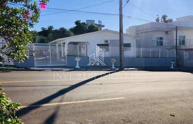 Imagem: A casa possui 3 Dormitórios, 2 Banheiros, 2 Vagas na garagem