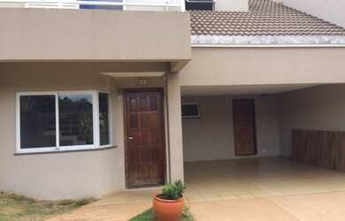 Imagem: A casa possui 2 Dormitórios, 1 Suíte, 2 Banheiros, 2 Vagas