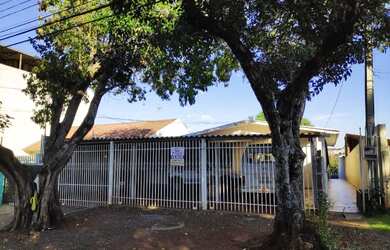 Imagem: A casa possui 3 Dormitórios, 1 Banheiro, 2 Vagas na garagem