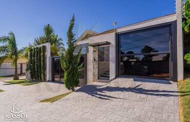 Imagem: A casa possui 2 Dormitórios, 1 Suíte, 2 Banheiros, 5 Vagas