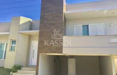 Imagem: A casa possui 4 Dormitórios, 1 Suíte, 1 Banheiro, 4 Vagas