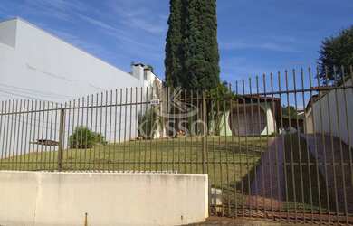 Imagem: A casa possui 4 Dormitórios, 2 Banheiros, 3 Vagas na garagem