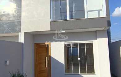 Imagem: A casa possui 3 Dormitórios, 1 Banheiro, 2 Vagas na garagem