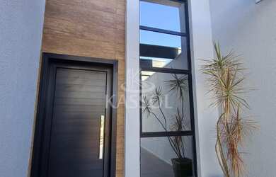 Imagem: A casa possui 2 Dormitórios, 1 Suíte, 2 Banheiros, 2 Vagas