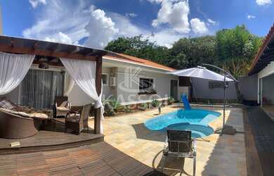 Imagem: A casa possui 2 Dormitórios, 1 Suíte, 3 Banheiros, 2 Vagas