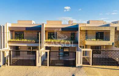 Imagem: A casa possui 3 Dormitórios, 3 Suítes, 3 Banheiros, 2 Vagas