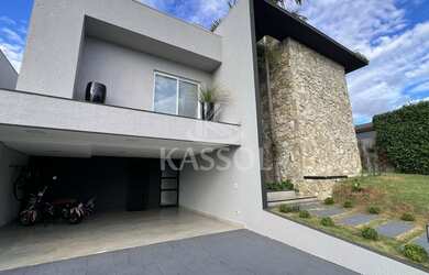 Imagem: A casa em condomínio possui 2 Dormitórios, 2 Suítes, 3 Banheiros