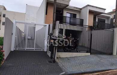 Imagem: A casa possui 3 Dormitórios, 3 Suítes, 4 Banheiros, 2 Vagas