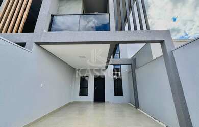 Imagem: A casa possui 2 Dormitórios, 1 Suíte, 1 Banheiro, 3 Vagas