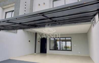 Imagem: A casa possui 3 Dormitórios, 3 Suítes, 2 Vagas na garagem