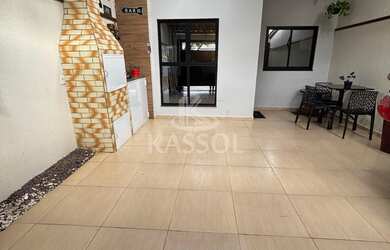 Imagem: A casa possui 2 Dormitórios, 1 Banheiro, 2 Vagas na garagem