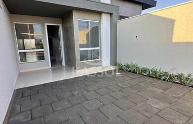 Imagem: A casa possui 2 Dormitórios, 1 Suíte, 2 Banheiros, 2 Vagas