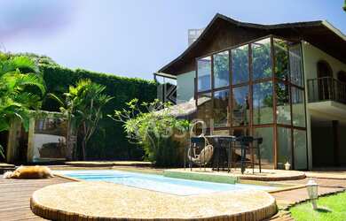 Imagem: A casa possui 3 Dormitórios, 3 Suítes, 5 Banheiros, 4 Vagas