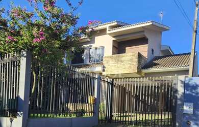 Imagem: A casa possui 2 Dormitórios, 1 Suíte, 1 Banheiro, 4 Vagas