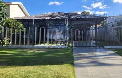 Imagem: A casa possui 4 Dormitórios, 3 Banheiros, 2 Vagas na garagem