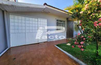 Imagem: A casa possui 3 Dormitórios, 1 Banheiro, 1 Vaga na garagem