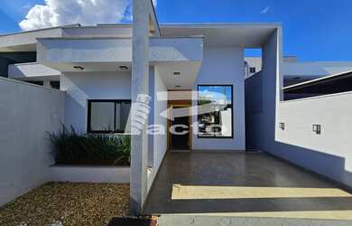 Imagem: A casa possui 2 Dormitórios, 1 Suíte, 1 Banheiro, 2 Vagas