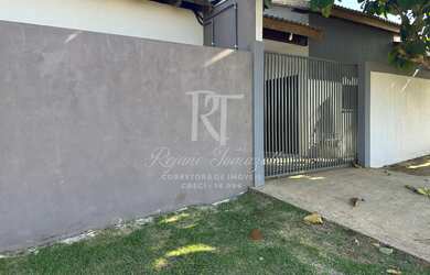 Imagem: A casa possui 4 Dormitórios, 2 Banheiros, 2 Vagas na garagem