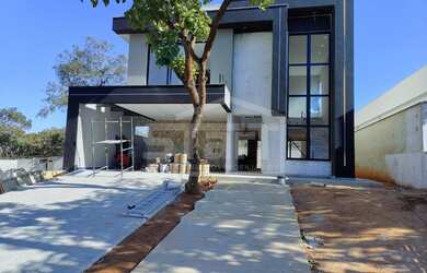 Imagem: A casa em condomínio possui 4 Dormitórios, 3 Suítes, 2 Banheiros