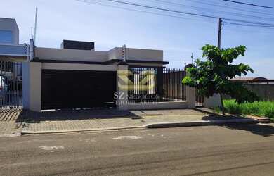 Imagem: A casa possui 5 Dormitórios, 2 Suítes, 1 Banheiro, 2 Vagas